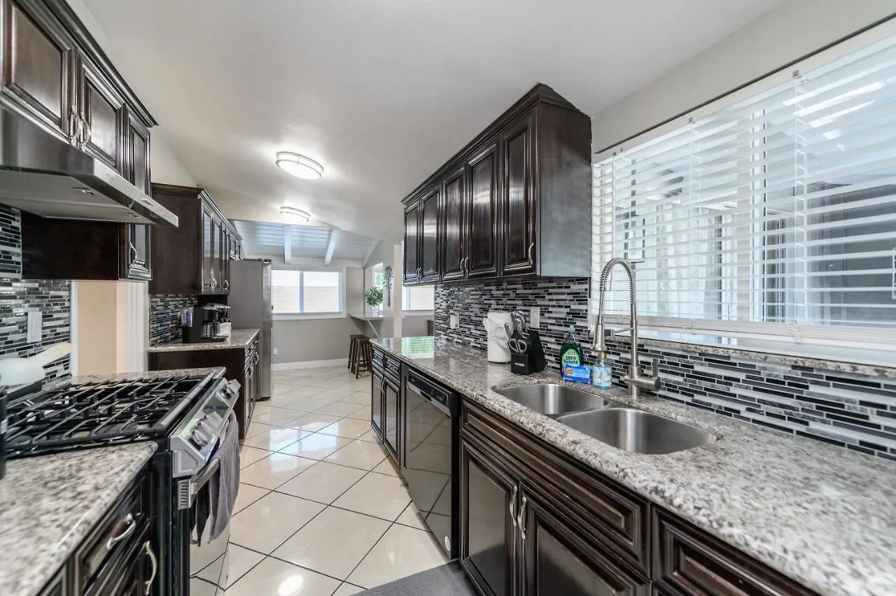Holiday home Disneyland Dream Villa 5 Bedroom 3 Bath Theater Games Pool Table Anaheim